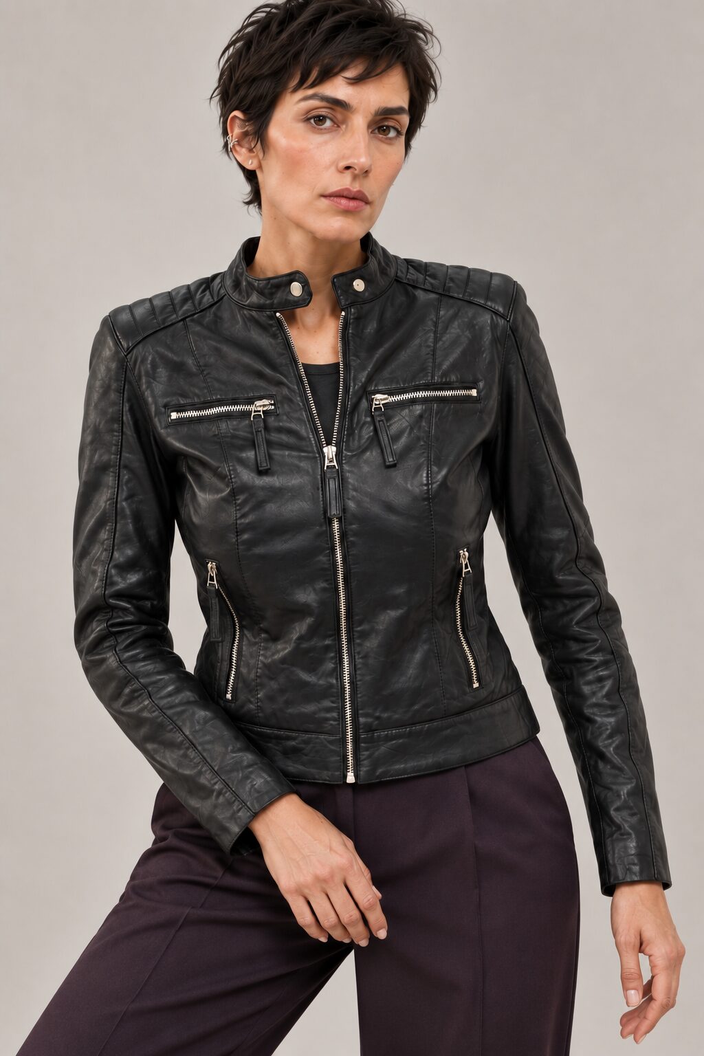 Woman wearing the Buenos Aires black leather jacket, three-quarter view