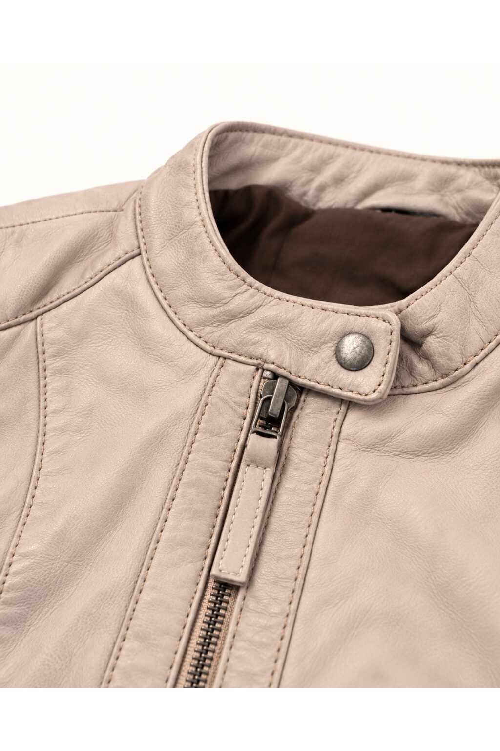 Close-up detail of the Tifrano Lucca cream leather jacket collar, snap and zipper