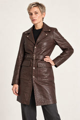 Woman wearing the Bariloche dark brown leather coat, three-quarter view