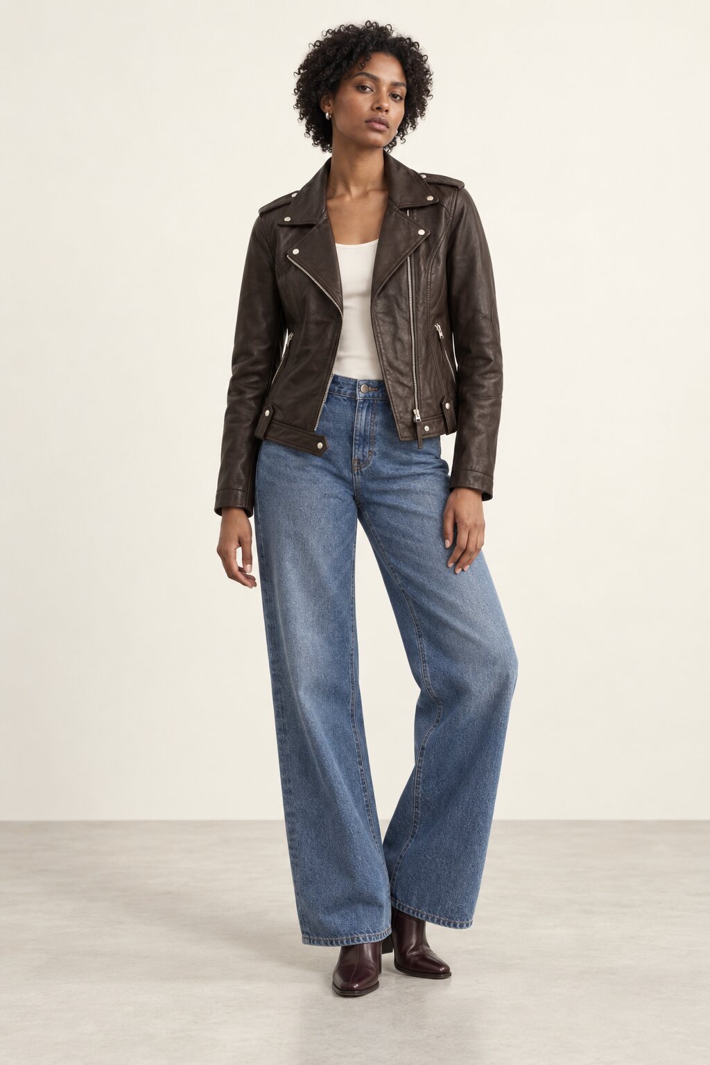 Mulher com casaco biker Zurich em pele castanho-chocolate, vista de corpo inteiro