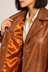 Close-up detail of the Calafate brown leather coat