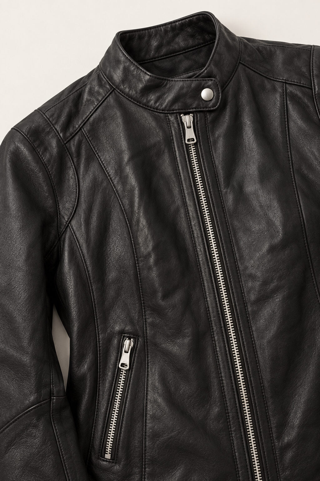 Close-up of the Verona black leather jacket with collar, silver zipper and leather texture